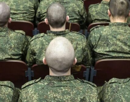 Росія втрачає на фронті більше військових, ніж набирає – The Guardian