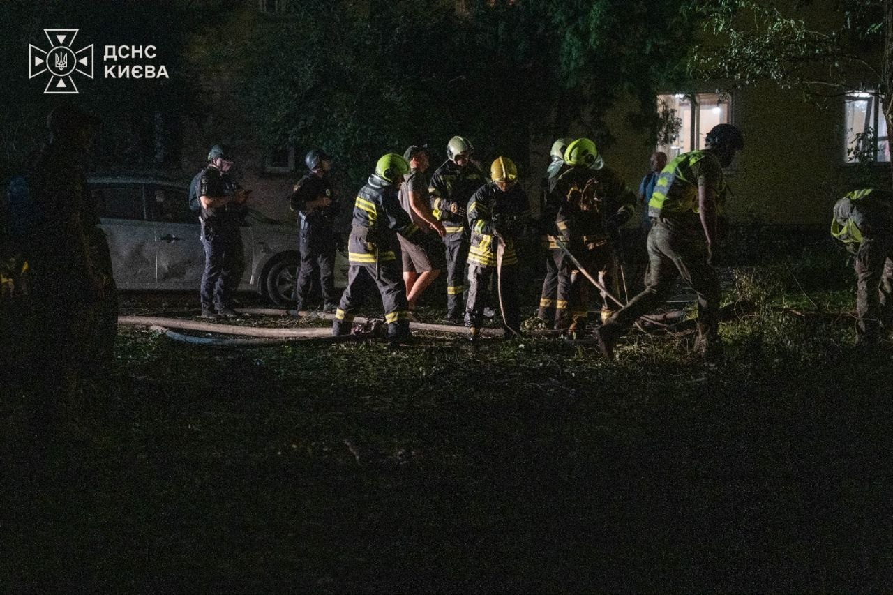 Київ зазнав атаки: щонайменше 3 постраждалих, ДСНС ліквідує наслідки