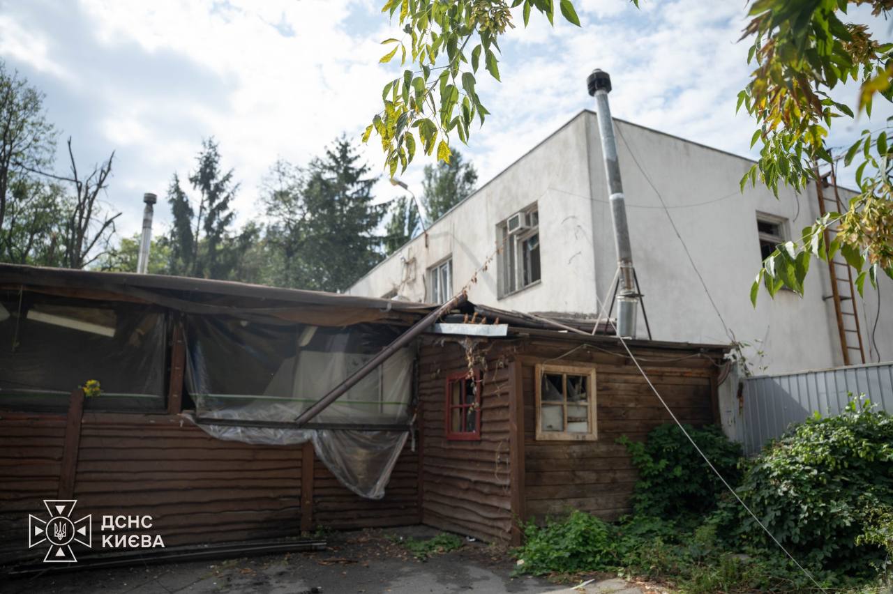 Київ під обстрілами: уламки пошкодили кафе, житловий комплекс та нежитлову будівлю