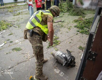 Київ під обстрілами: уламки пошкодили кафе, житловий комплекс та нежитлову будівлю