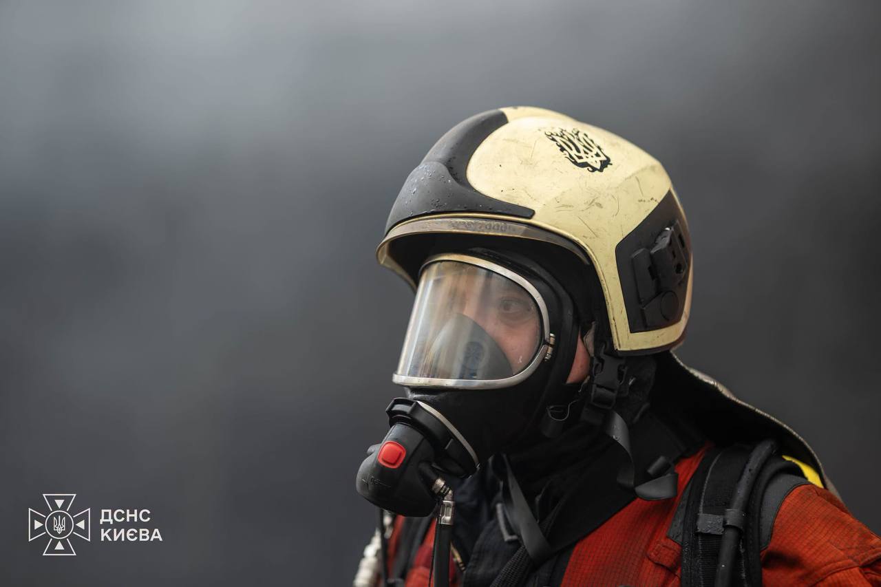 Масштабна пожежа у бізнес-центрі на Загорівській у Києві: вогонь охопив 500 кв. м