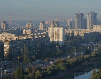 Дим з Броварського району накрив Київ: палають луки, забруднене повітря