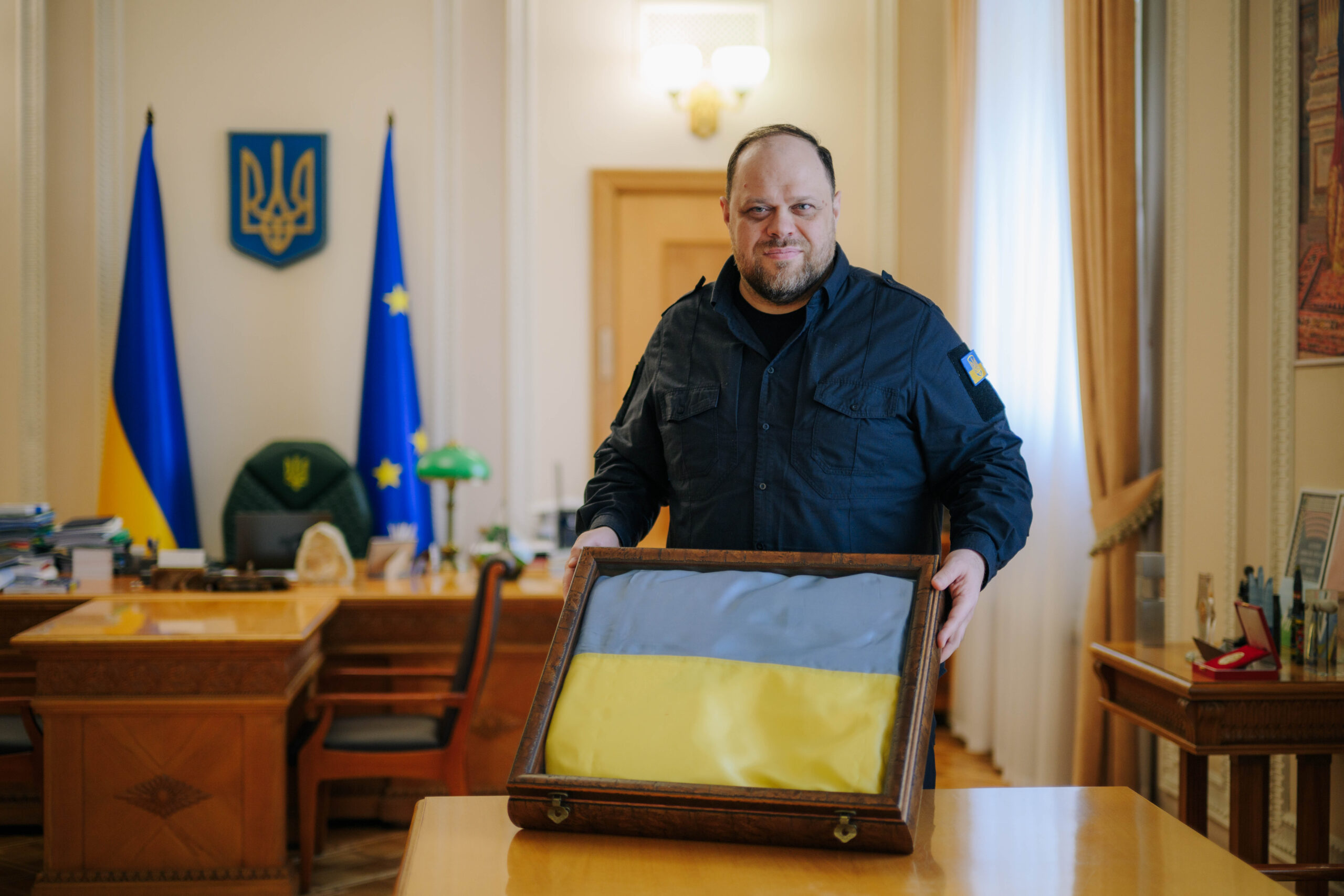 Прапор Незалежності: 1000 копій історичного стяга рятують життя