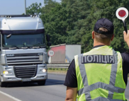 Київ обмежив рух вантажівок через спеку: що відомо
