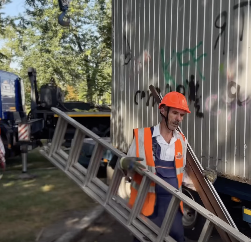 Біля Дарницького вокзалу у Києві приберуть 40 МАФів та облаштують сквер