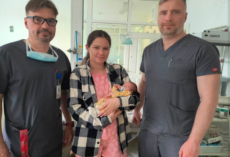 Львівські лікарі врятували двох немовлят, народжених з рідкісним гастрошизисом