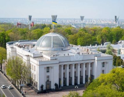 Середня зарплата держслужбовців зросла до 66,22 тис. грн у липні 2026