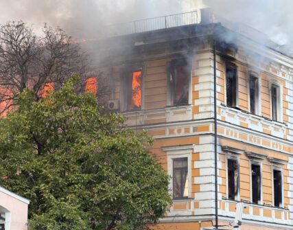Дрон РФ атакував НАНУ в Києві: двоє загиблих, історична будівля зруйнована
