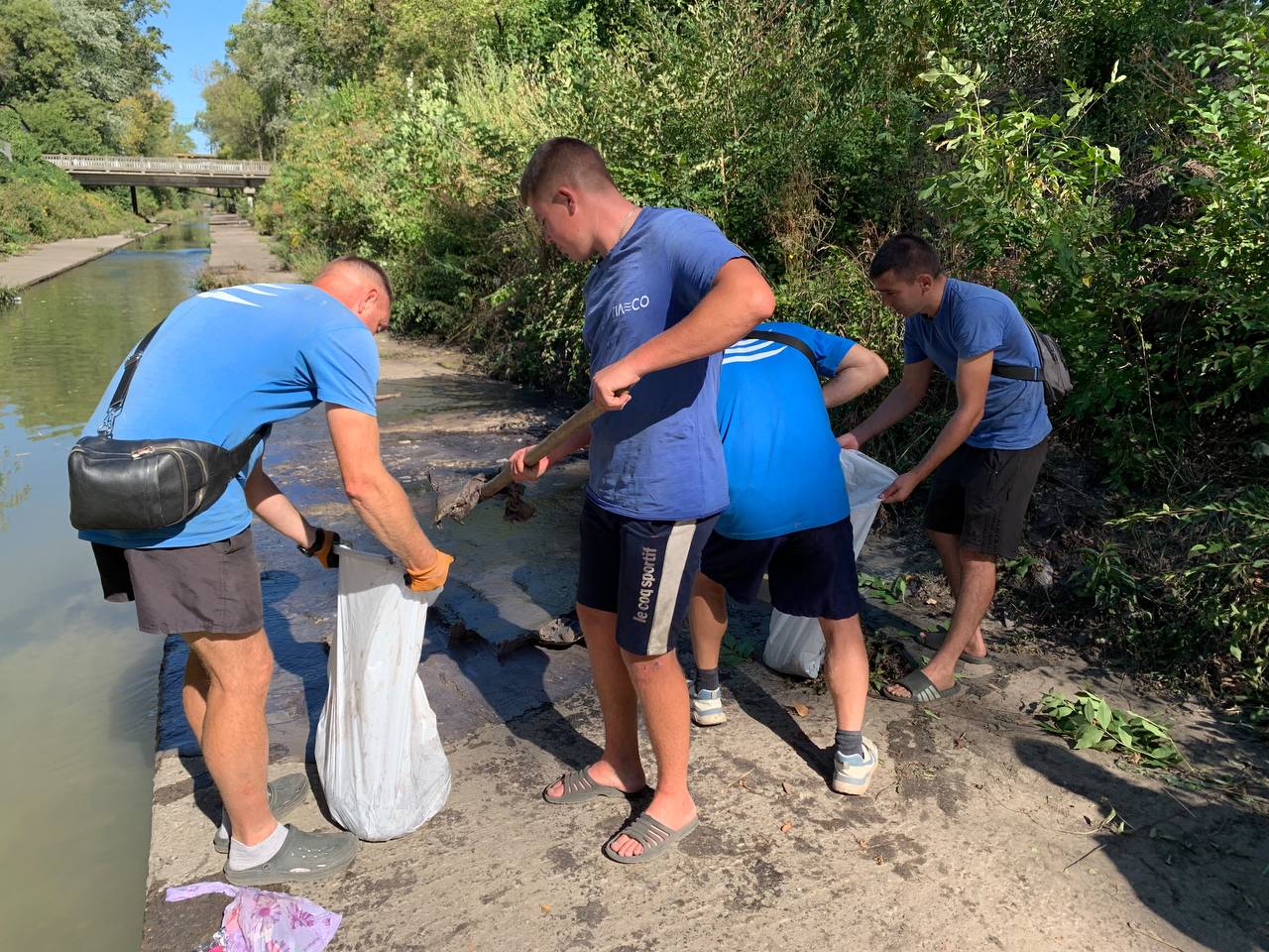 У Києві забруднили річку Либідь: підозра на мастильний матеріал після атаки