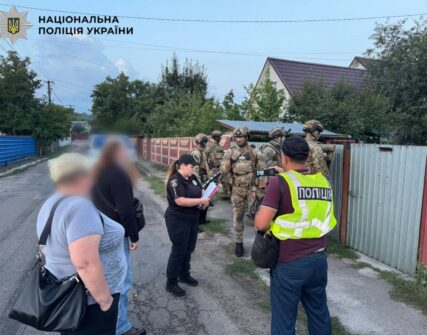 На Київщині чоловік і жінка поранені під час стрілянини з авто: затримано підозрюваного