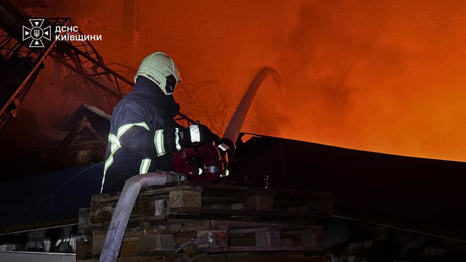 На Київщині ліквідували масштабну пожежу на атакованому складі