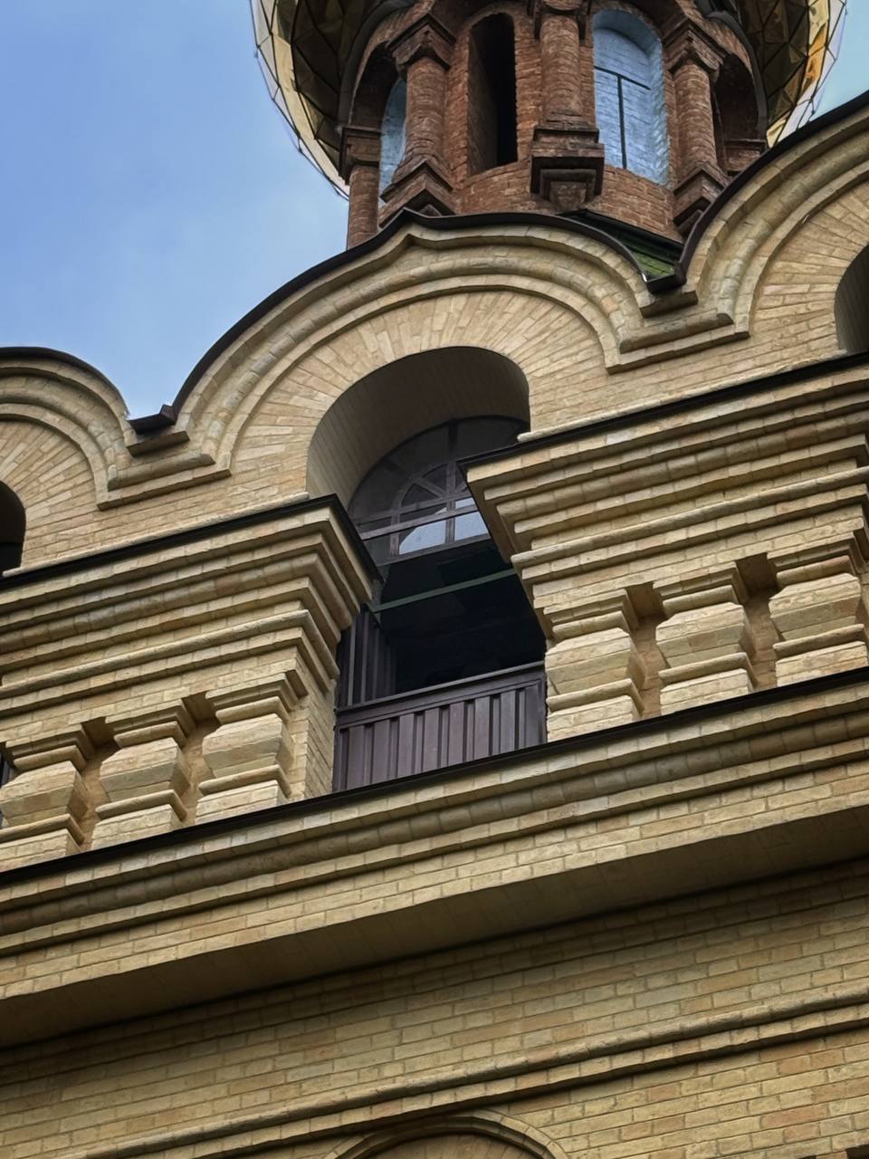 У Києві російська атака пошкодила столітній Свято-Покровський храм