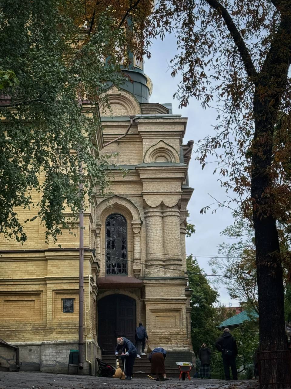 У Києві російська атака пошкодила столітній Свято-Покровський храм