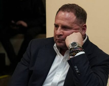 ВАКС продовжив обов'язки ексглаві ОП, але дозволив зняти браслет