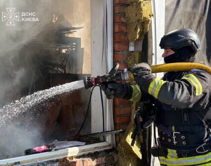 Російська атака на Київ: пошкоджено офіс Київстар, є жертви