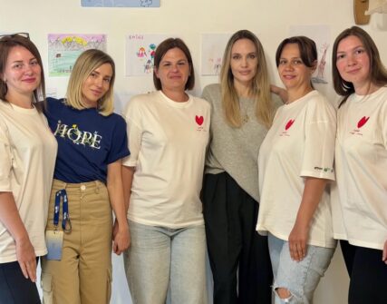 Анджеліна Джолі поділилась враженнями від поїздки в Україну: стійкість дітей та родин