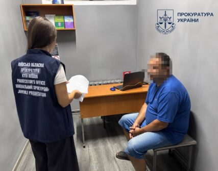 На Київщині вітчиму повідомили про підозру у зґвалтуванні 13-річної пасинки
