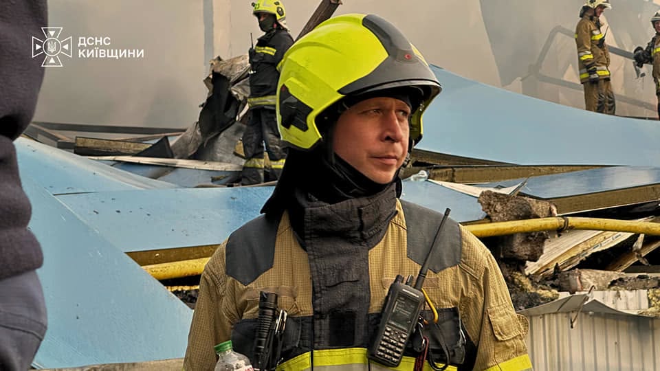 На Київщині ліквідували масштабну пожежу на атакованому складі
