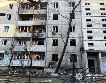 У Києві загинула жінка, 4 поранених після удару дрона по багатоповерхівці