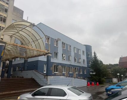 Російська атака пошкодила КДЦ у Києві: як працює медична допомога