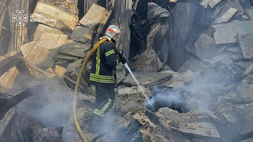 На Київщині ліквідували масштабну пожежу на атакованому складі