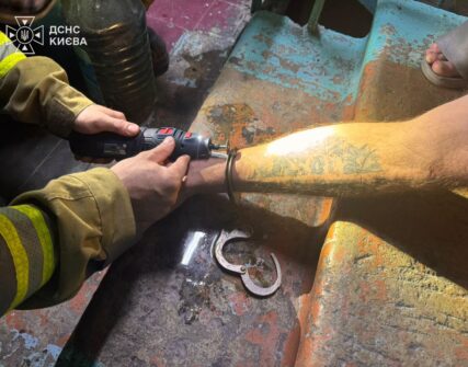 Київські рятувальники знімали кайданки з ноги чоловіка на 9-му поверсі
