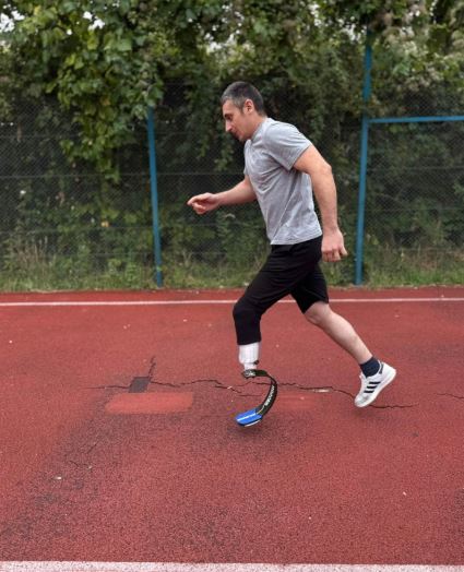 Ветеран Роман отримав спортивний протез та готується до професійного бігу