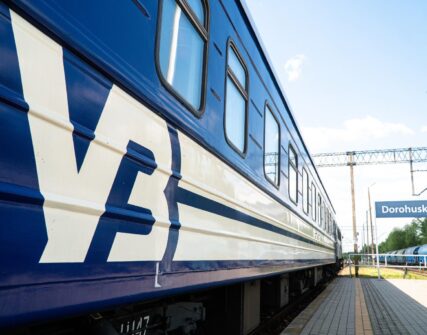 Укрзалізниця: поїзди затримуються до 7 годин після масованої атаки РФ