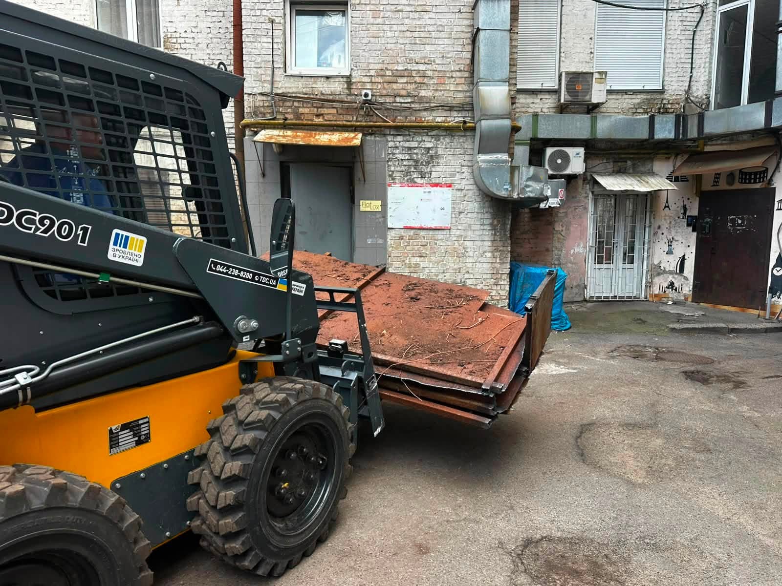 У Києві за тиждень демонтували 35 незаконних об’єктів: серед них МАФи з алкоголем