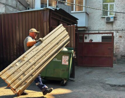 У Києві за тиждень демонтували 35 незаконних об’єктів: серед них МАФи з алкоголем