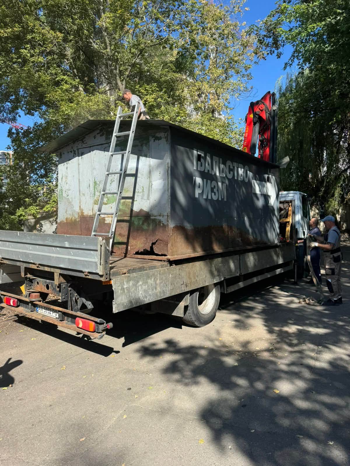 У Києві за тиждень демонтували 35 незаконних об’єктів: серед них МАФи з алкоголем
