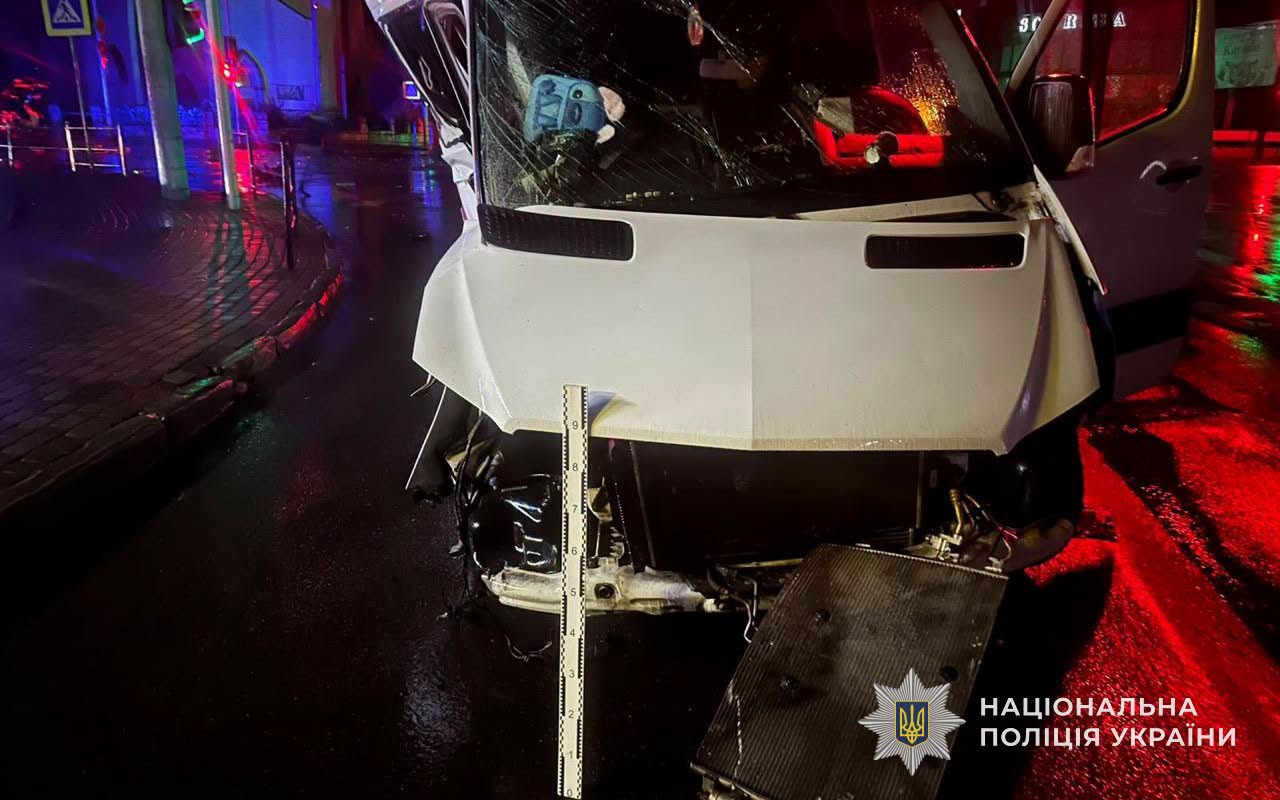 П'яний водій Porsche Cayenne врізався у маршрутку в Тернополі: 8 постраждалих, є дитина