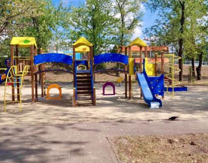 У Дніпровському районі Києва відкрили новий дитячий майданчик