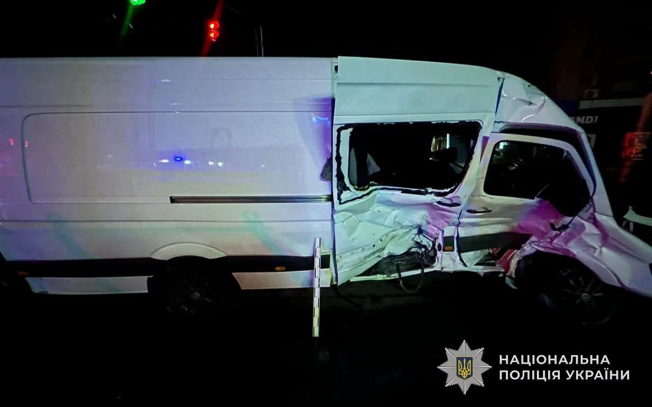 П'яний водій Porsche Cayenne врізався у маршрутку в Тернополі: 8 постраждалих, є дитина