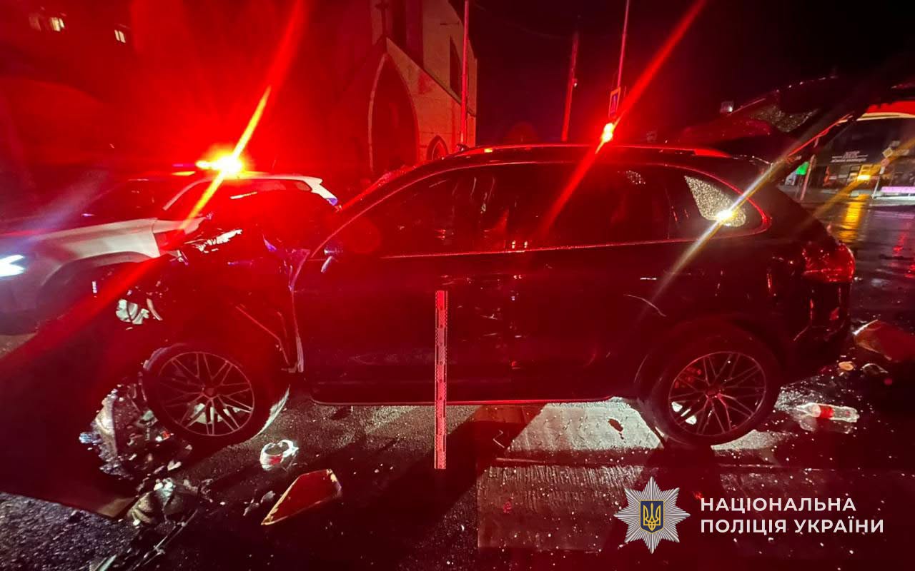 П'яний водій Porsche Cayenne врізався у маршрутку в Тернополі: 8 постраждалих, є дитина