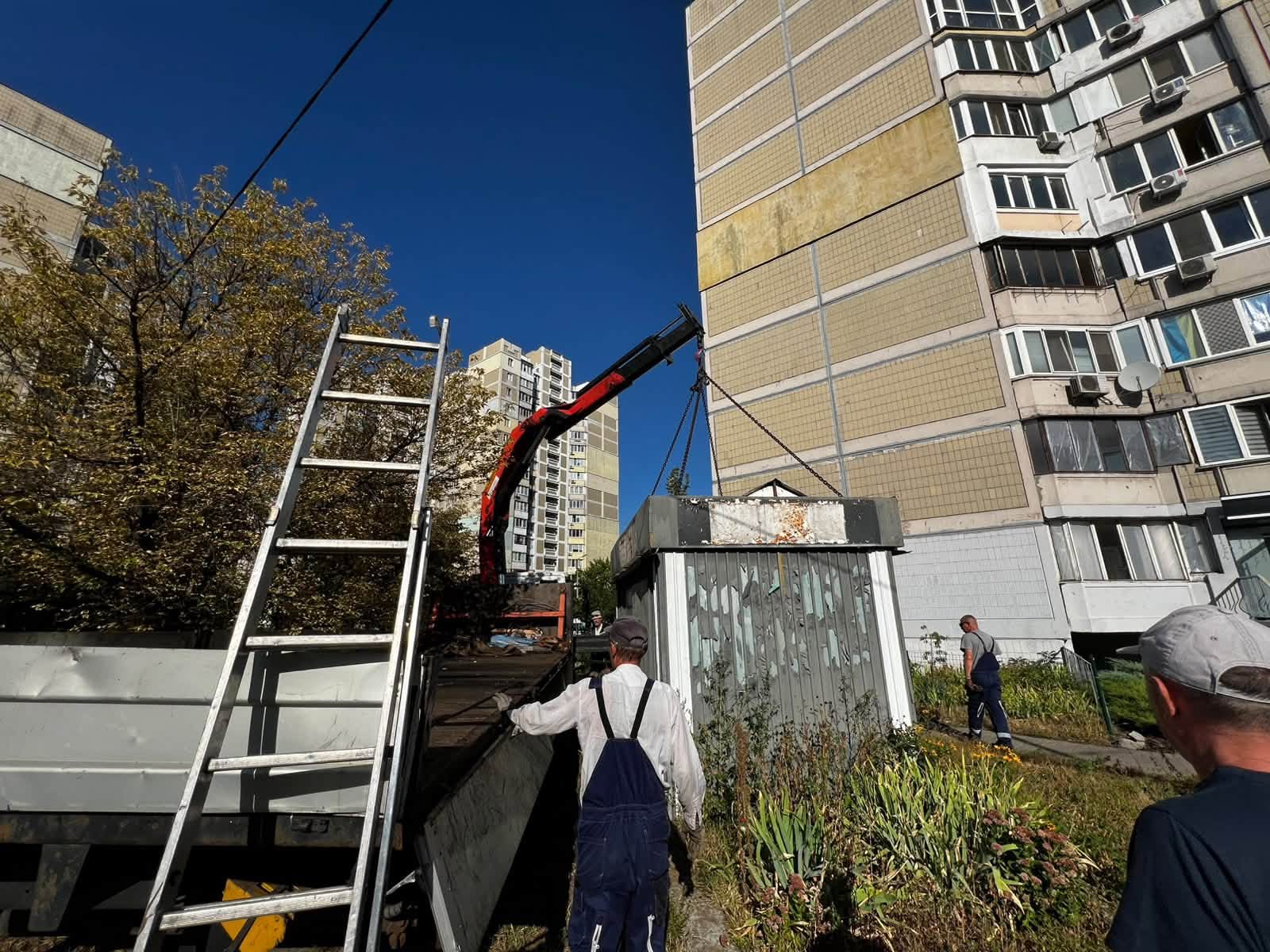 У Києві демонтували 58 незаконних об’єктів: понад 1000 кв. метрів очищено