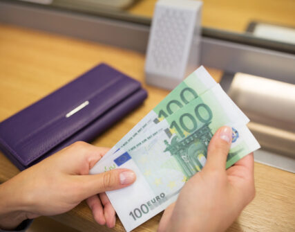 Курс валют у Києві: скільки коштують долар та євро в обмінниках