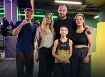 Син Анджеліни Джолі тренувався з захисниками в Харкові