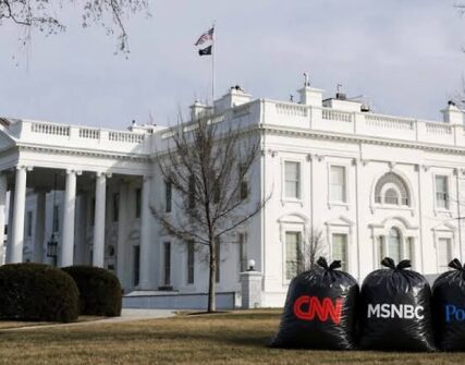 Медіа подали позов проти адміністрації Трампа через заборону доступу та "сміттєве" зображення