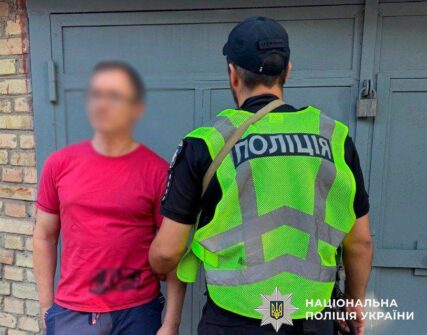 У Києві затримали чоловіка, який погрожував перехожому автоматом