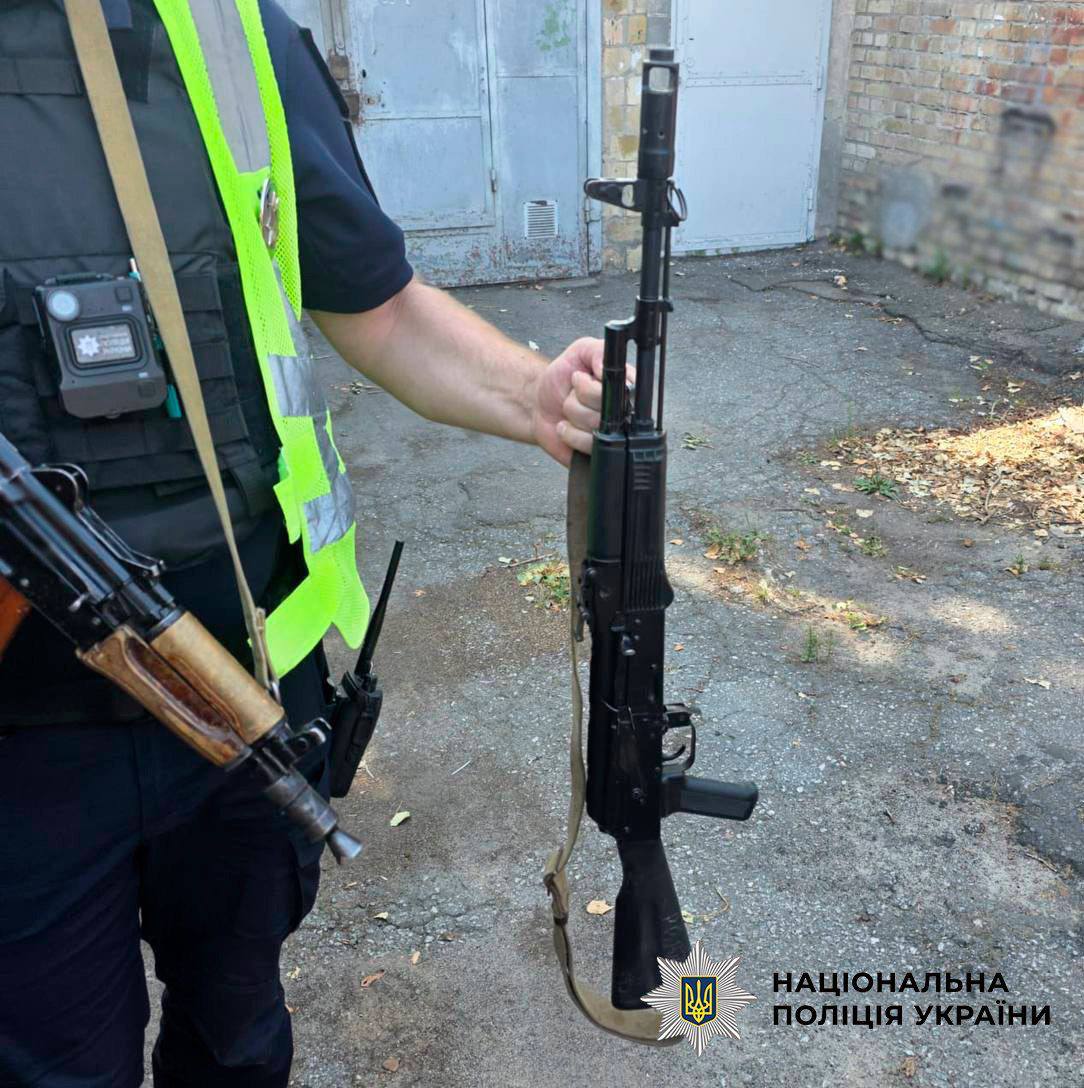 У Києві затримали чоловіка, який погрожував перехожому автоматом