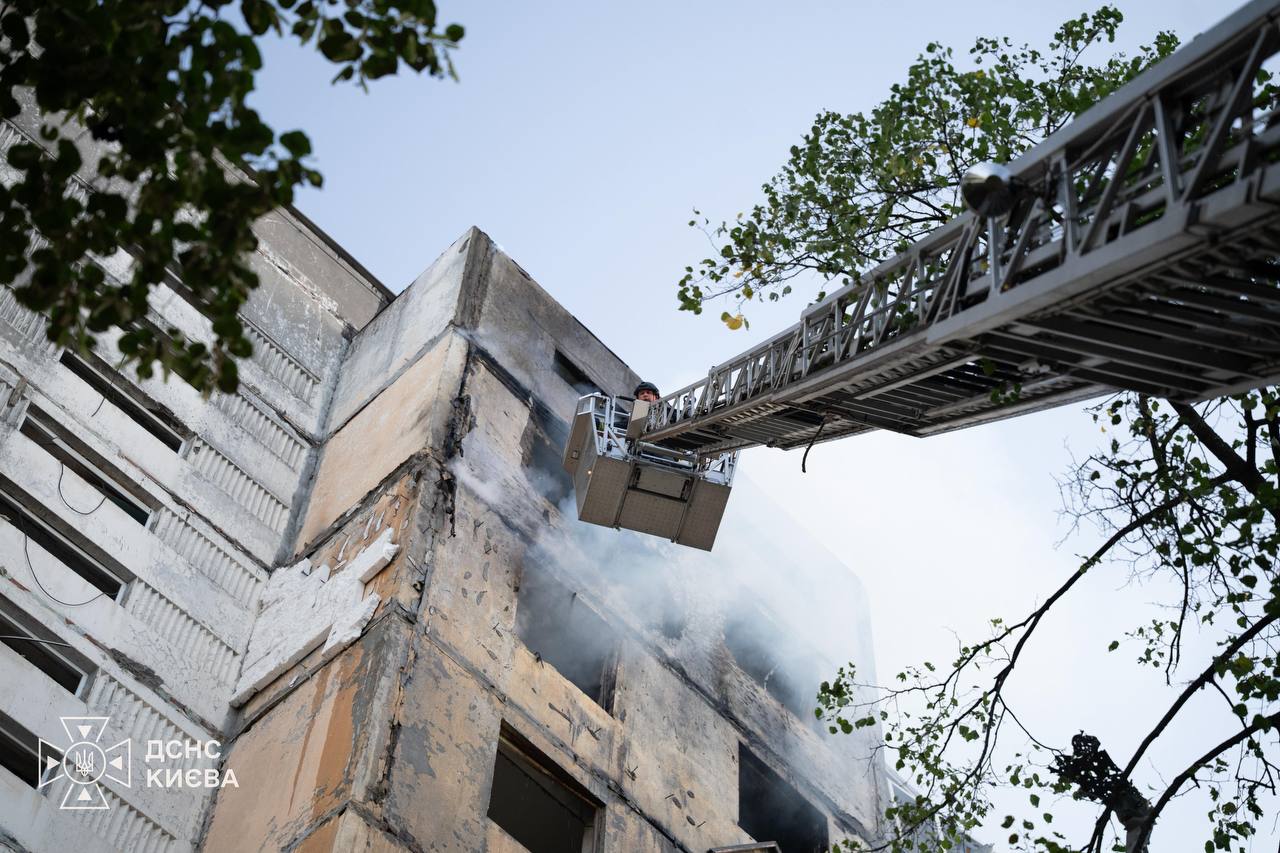Київ: 14 поранених, влучання у багатоповерхівку після обстрілів
