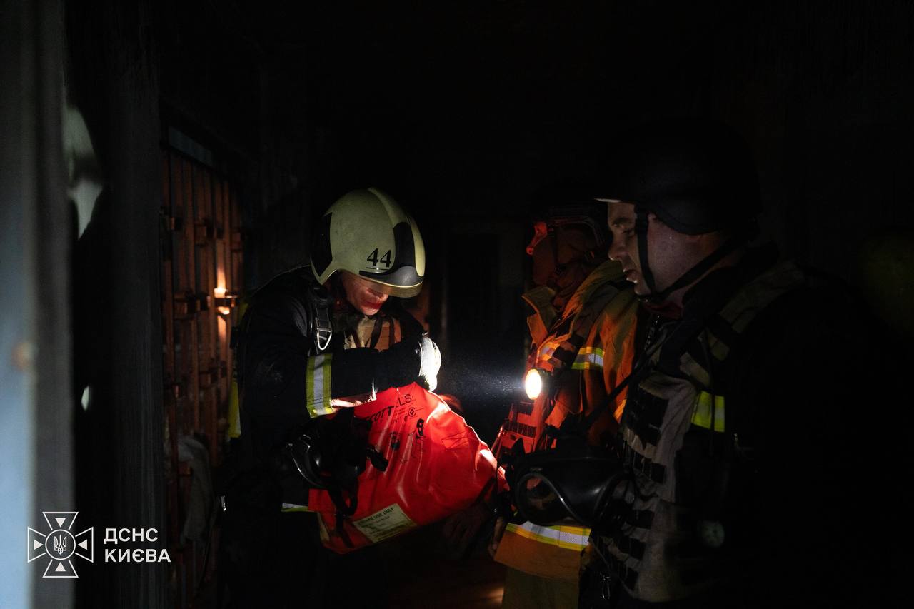 Київ: 14 поранених, влучання у багатоповерхівку після обстрілів