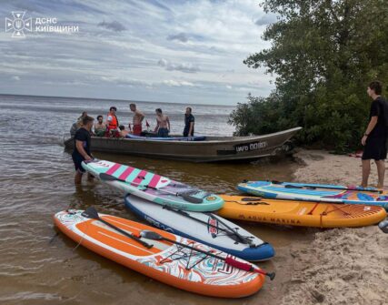 На Київському водосховищі врятували 21 людину з SUP-дошок після шквалу