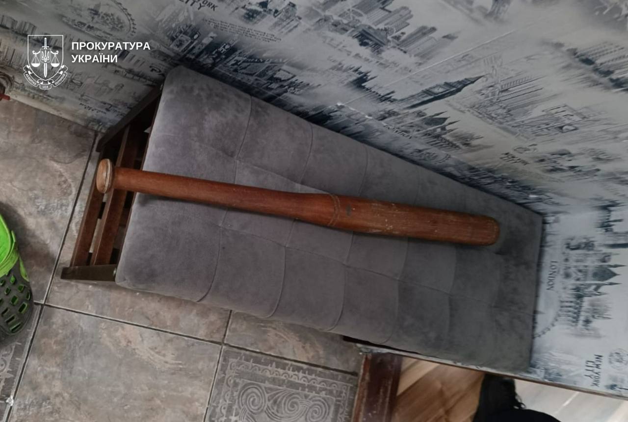 Батьки-вихователі на Дніпропетровщині катували 6 дітей: справу передано до суду