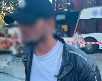 У Києві біля вокзалу затримали чоловіка з гранатою: що відомо