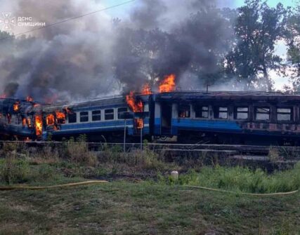 Росія вдарила по поїзду Київ — Суми та Києву: 10 постраждалих, 3 загиблих