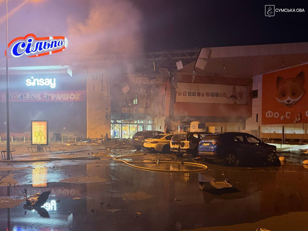 Двоє загиблих, 14 поранених: ворожий дрон вдарив по ТРЦ у Сумах