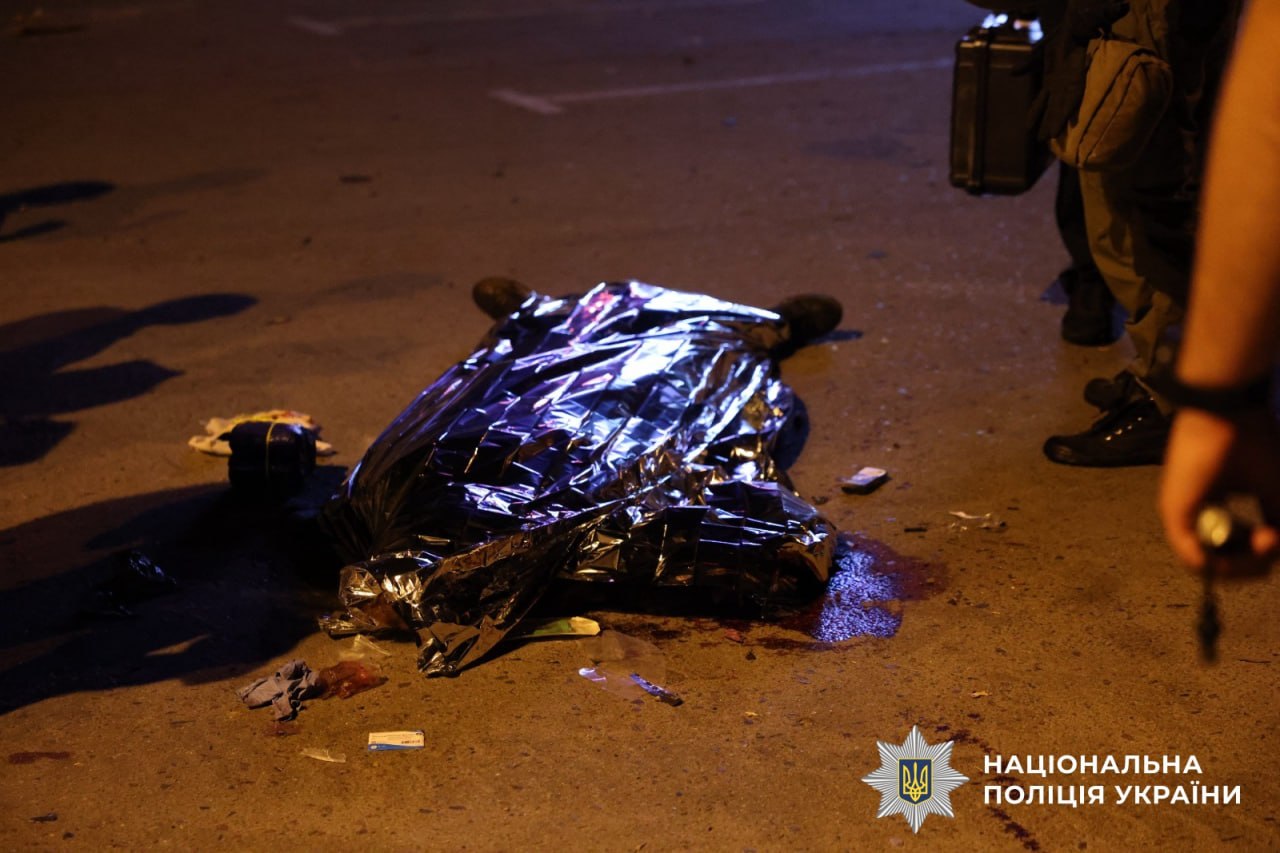 Двоє загиблих, 14 поранених: ворожий дрон вдарив по ТРЦ у Сумах