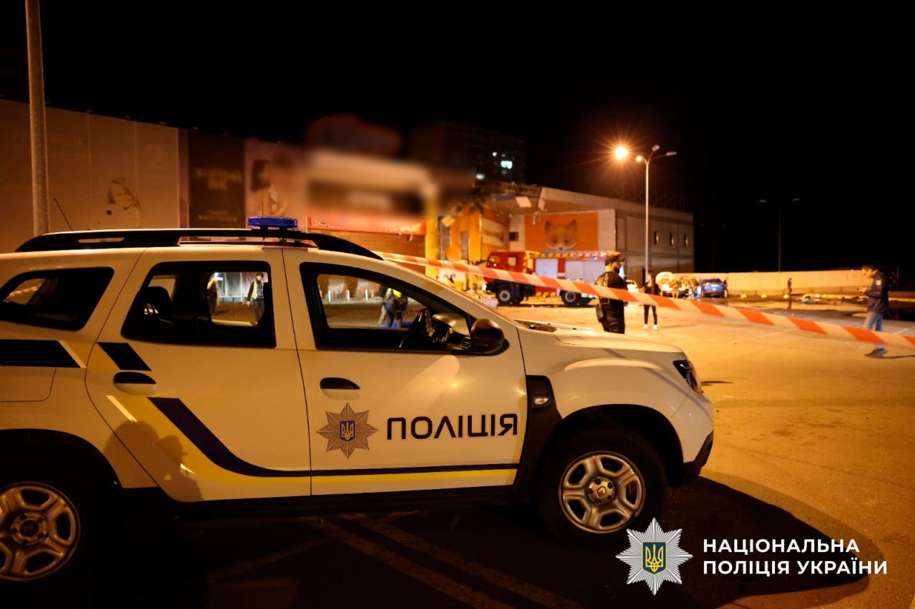Двоє загиблих, 14 поранених: ворожий дрон вдарив по ТРЦ у Сумах